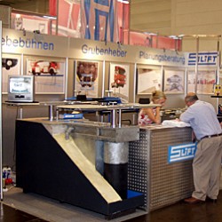 SLIFT Hebezeuge GmbH auf der REIFEN 2004 in Essen.