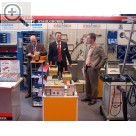 STAHLGRUBER auf der I.H.M. Internationale Handwerksmesse 2005 Bernd Bmack (mitte) von Elektron Bremen, stand in allen Fragen rings um Batterie-Service und Schweiss-Technologie zur Verfgung.  