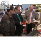 STAHLGRUBER auf der I.H.M. Internationale Handwerksmesse 2005 Norbert Stolzenberger (re.), Geschftsfhrer von HSK, gibt Informationen zu speziellen Zugklammern von Car Bench.  