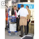AMITEC Leipzig 2005. Jrgen Hoffmann (li.), Spezialist im Bereich der Fahrzeugdiagnose und im Vertrieb bei AVL DiTest.  