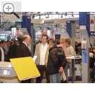 IHM Internationale Handwerksmesse 2006 Heinz Hauenstein, im Vertrieb bei ZIPPO, informiert seine Besucher ber die brandneuen Zweisulen- und Scherenhebebhnen.  Hebebhnen PKW - berflur - 2-Sulenbhnen