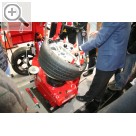 STAHLGRUBER Leistungsschau 2006 in Nürnberg Reifen-Montage war gestern. Reifen-Montage-Technologie ist heute. Vorgefhrt an einer BUTLER Classic Plus.  