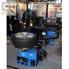 Impressionen von der CARAT Leistungsmesse 2011 HOFMANN Reifenmontiermaschine geodyna 3300 AT Racing mit automatischem Montagekopf und zwei Montagegeschwindigkeiten.  