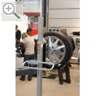 Impressionen von der CARAT Leistungsmesse 2011 BLITZ Radmontagewagen Master Wheel 50, für ein ergonomisches montieren von Autorädern.  