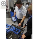 COPARTS Profi Service Tage 2011 Fritz Heidelmann hat alle Produktinformationen über das Tool-IS Informations-System auf dem iPad abrufbar - natürlich auch den kompletten Lieferumfang des Werkzeugwagens.  