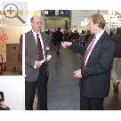 Elektron auf der AMITEC 2004 Ottmar Lenger, PV Autoteile (links), bekommt die neuesten Informationen von Dirk Goldgrabe, ELEKTRON. Elektron 