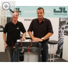Wessels + Müller Werkstattmesse 2013 Thomas Henzler (li.) und Dirk Stier, Geschäftsführer und Vertriebsleiter GL GmbH an dem neuen AGS 10 Spülgerät für Automatikgetriebe.  