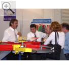 Auf dem Messestand der CELETTE Vertriebs GmbH zur IAA 2003 in Frankfurt / Main Karl Heinz Brgel (links) und Robert Kern an der neuen Richthebebhne LYNX II. Celette France Karosserietechnik - Richtsysteme