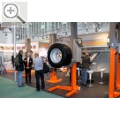 Automechanika Frankfurt 2014 FINKBEINER auf der Autmechanika 2014 - mobile Radgreiferanlage mit Radgabeln, die auch für Super-Single-Reifen bestens geeignet sind.  