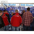 STAHLGRUBER Leistungsschau 2014 Nürnberg Schrauber schauen gebannt auf die Werkzeugwand bei SW-Stahl.  
