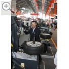 TROST Schau 2015 M&B auf der TROST Schau 2015 - Massimo Magnani bei der Vorführung der Reifenmontiermaschine.  