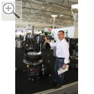 Wessels+Müller Werkstattmesse 2015 FMO Thomas Mieglich führt die TCE 4430 Reifenmontiermaschine auf der Wessels+Müller Werkstattmesse 2015 vor.  