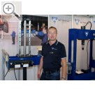 Wessels+Müller Werkstattmesse 2015 FMO Uwe Elbert am AC Hydraulic Heber mit integriertem Abstützsystem.  