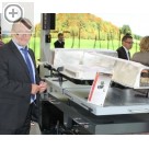 Impressionen von der Automechanika 2016. Volker Stuhlmann, Teamleiter Vertrieb CONSUL, am CONSUL Hubtisch für Batteriepacks.  