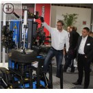 Wessels + Müller Werkstattmesse 2017 in Berli Martin Reher bei der Vorführung der automatischen HOFMANN Reifenmontiermaschine.  