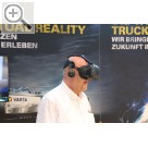 PV LIVE! 2017 Auf der PV LIVE! 2017: Walter Boess, CEMB, im VARTA VR ERLEBNIS - vorsichtige Orientierung im virtuellen Raum, der virtuellen Werkstatt.  