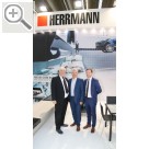 Automechanika Frankfurt 2018 HERRMANN Hebetechnik auf der Automechanika 2018 - Johannes Herrmann (li.) und David Herrmann (re.) mit ihrem Polnischen Handelspartner Rafal Sosnowski.  