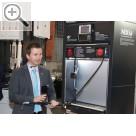 Automechanika Frankfurt 2018 Stefan Eichhorn informiert die Fachbesucher über die technischen Detail des SAMOA NEXU Flüssigkeitsmanagement Systems.  