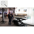 Automechanika Frankfurt 2018 CONSUL Werkstattausrüstung - 65 Jahre Know-how in Hebetechnik - z.B. Hebetechnik für eAuto Batteriepacks, vorgeführt von Geschäftsführer Frank von der Crone.  