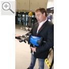Automechanika Frankfurt 2018 Timo Gröning präsentiert die neue, ergonomische Schweißzange von Car-o-Liner. Dreh ist, dass der Griff der Zange um 360 Grad drehbar ist, dabei die Zange aber in der Ursprungslage bleibt.	 Snap-on Equipment 