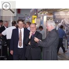 Hunter auf der Automechanika 2004 Martin Adams (Mitte), Geschftsfhrer HUNTER Deutschland, im Gesprch mit englischen Kollegen. Hunter 