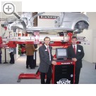 Snap-on Equipment auf der Automechanika 2004 Roland Hortig (links) und Edgar Gentner vor der neuen Richthebebhne Post Lift.  