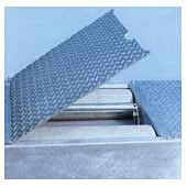 Bedarfsweise einsetzbare Abdeckplatten aus verzinktem Stahl fürRollensätze ohne Überhöhung.