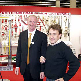 Herr Norbert Stolzenberger (links) und Rainer Gronemeyer präsentierten das Teleskop-Messsystem Multi-Liner2002 in der analogen und in der digitalen Ausführung.