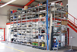 Durchdachte Lagerhaltung garantiert kurze Reaktionszeiten bei der Waren- und Ersatzteilbereitstellung.